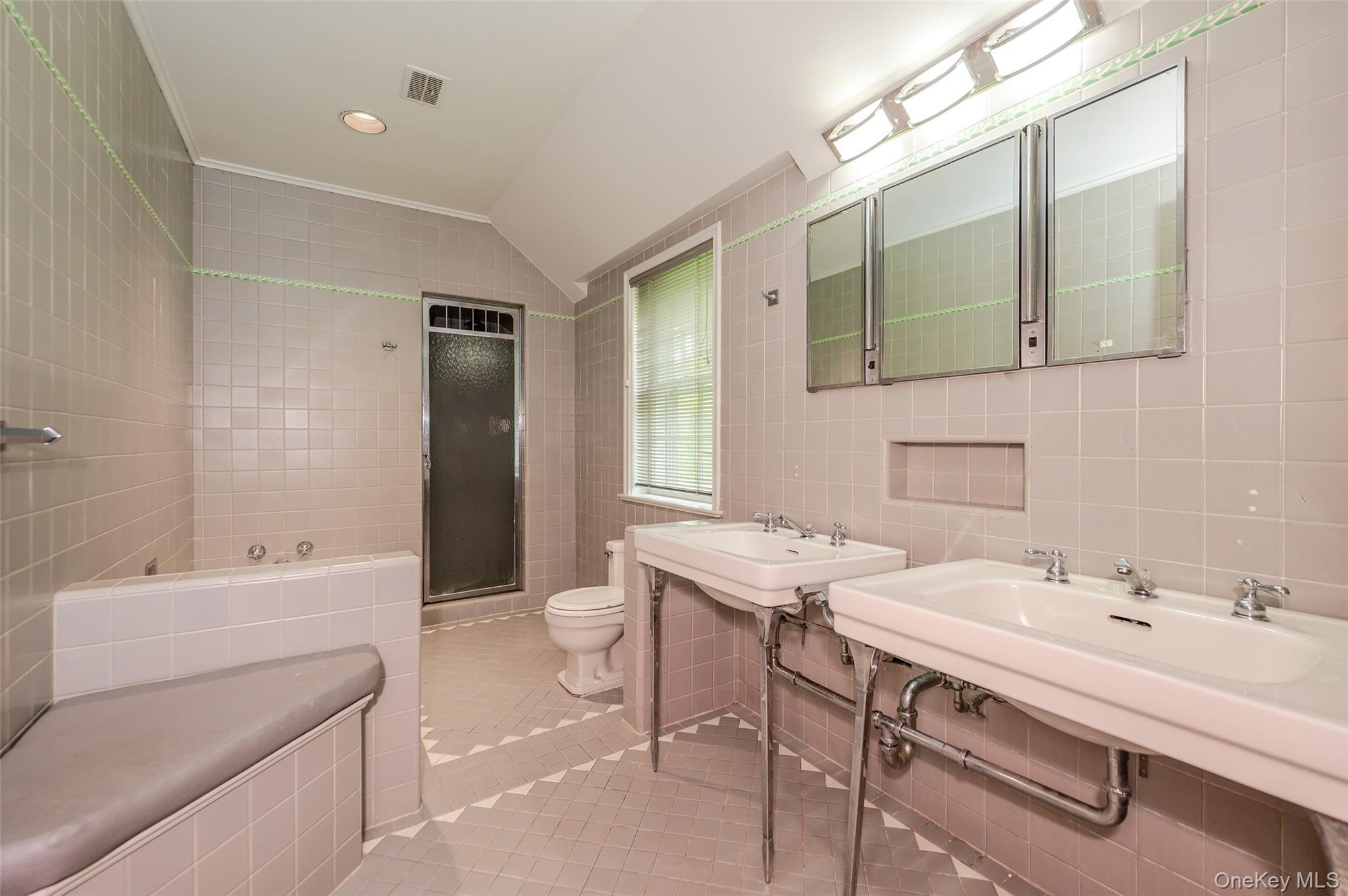 111 Clent Road Great Neck, NY 11021 - Photo 26 of 41 2nd floor full bath