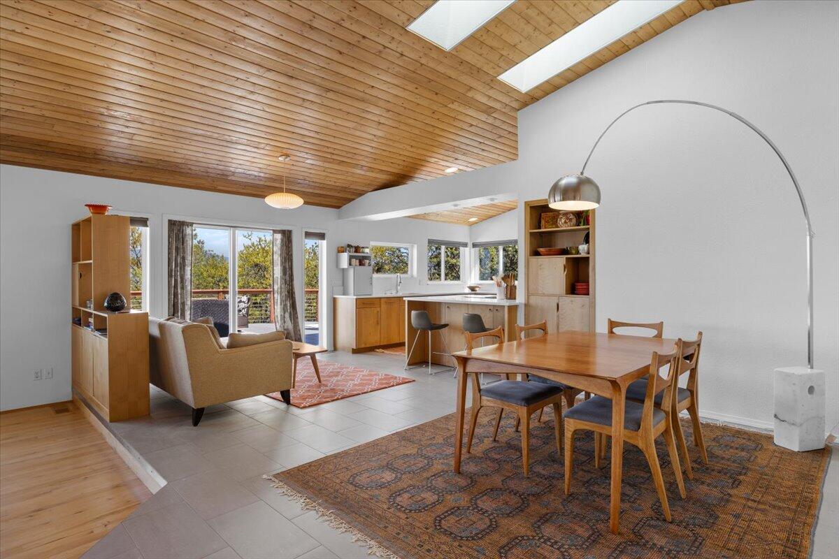 5229 Pioneer Road Medford, OR 97501 - Photo 20 of 62 The perfect place for dining and relaxing.