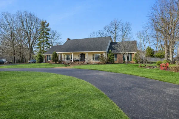 $575,000 | 117 Sam Davis Drive, Springfield, TN 37172