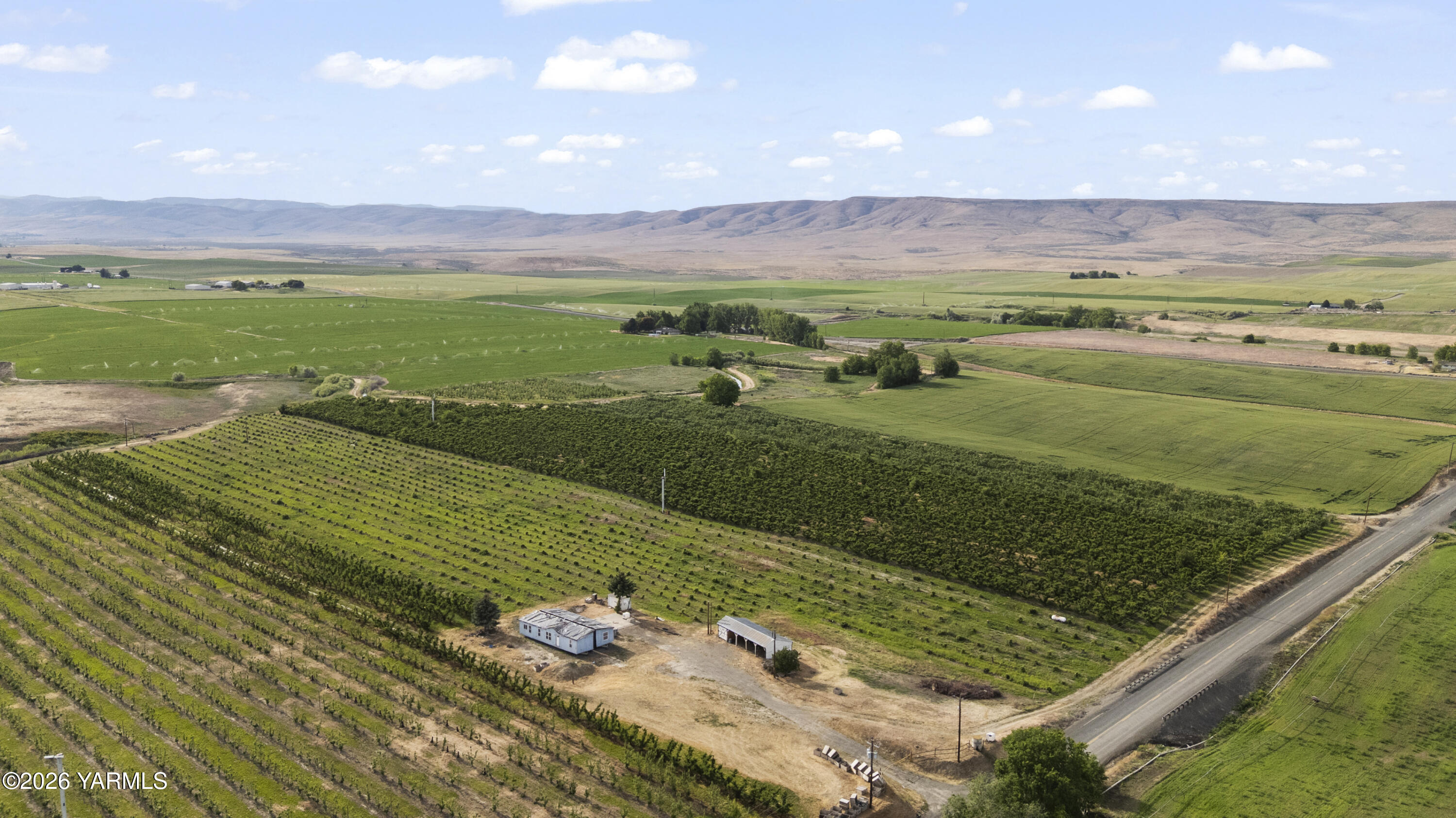 1410 Stephenson Road Harrah, WA 98933 - Photo 4 of 8 a view of a city and an ocean