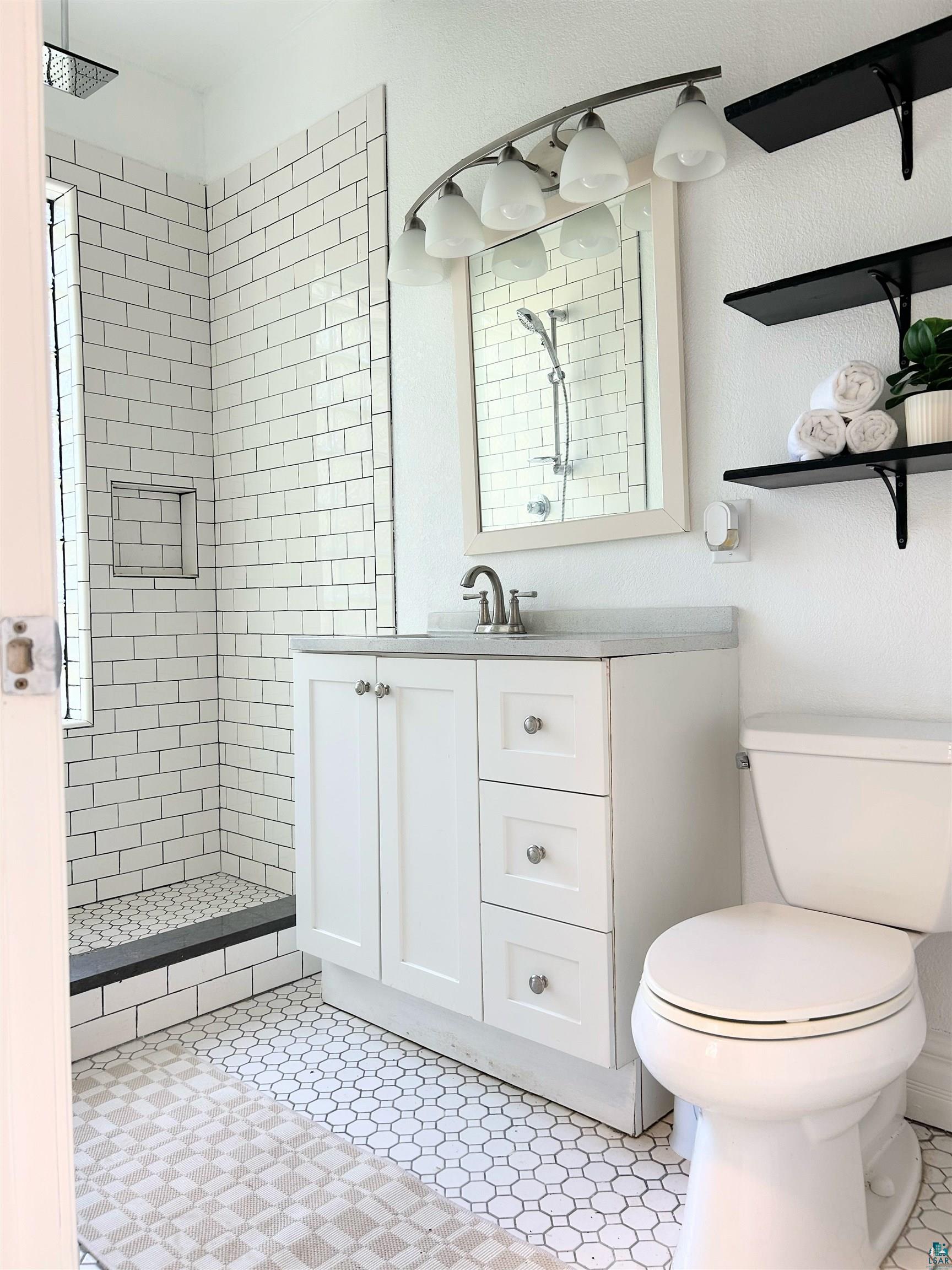 5611 London Road Duluth, MN 55804 - Photo 24 of 44 Main level Bath
