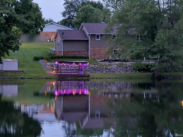 $279,900 | 2124 Lakeview Drive, Washington, IN 47501