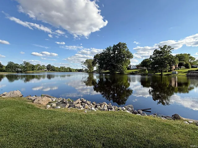 $279,900 | 2124 Lakeview Drive, Washington, IN 47501