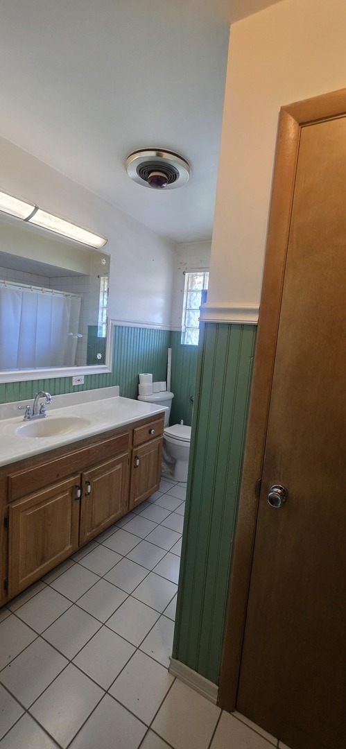 523 8th Street Chicago Heights, IL 60411 - Photo 5 of 31 a large bathroom with a sink a washer and dryer