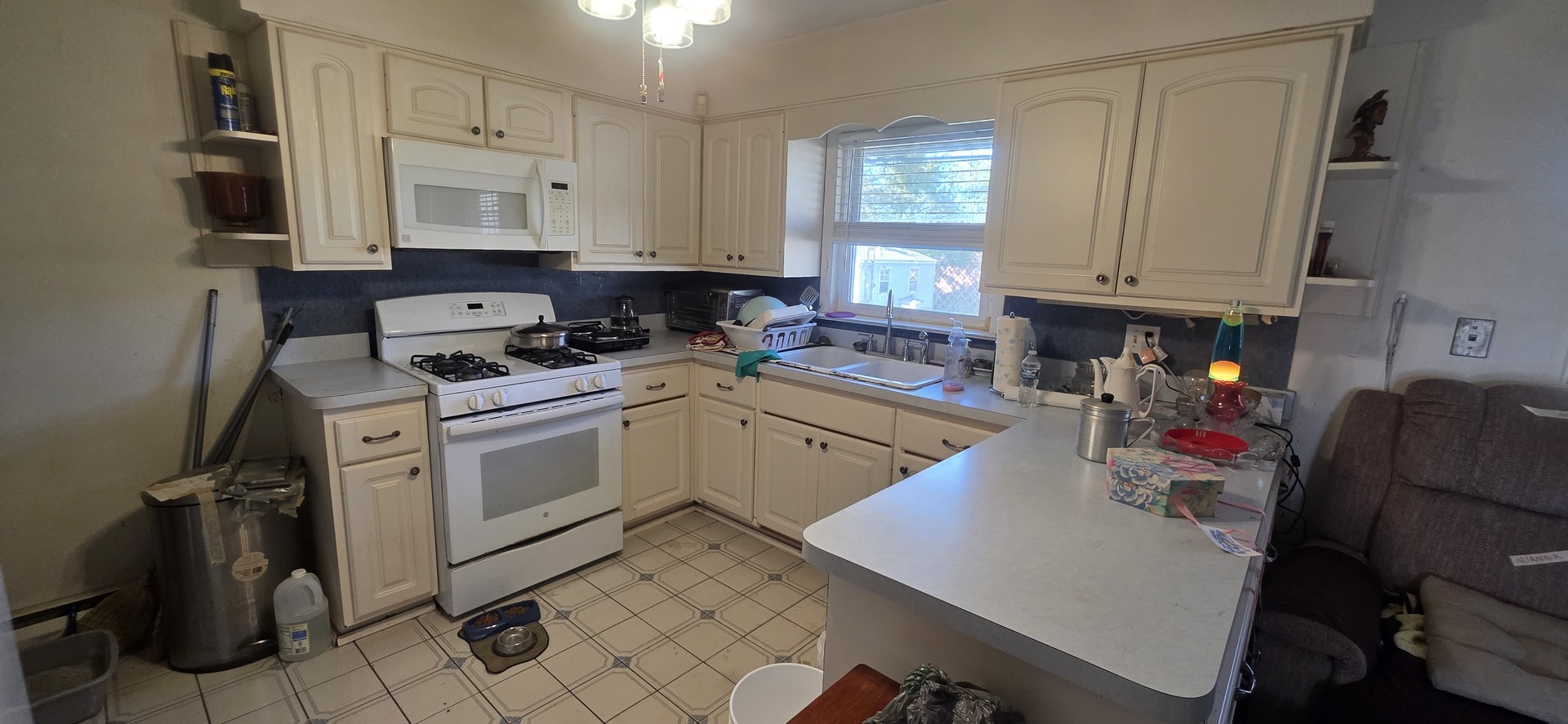 523 8th Street Chicago Heights, IL 60411 - Photo 10 of 31 a kitchen with a white cabinets and white appliances