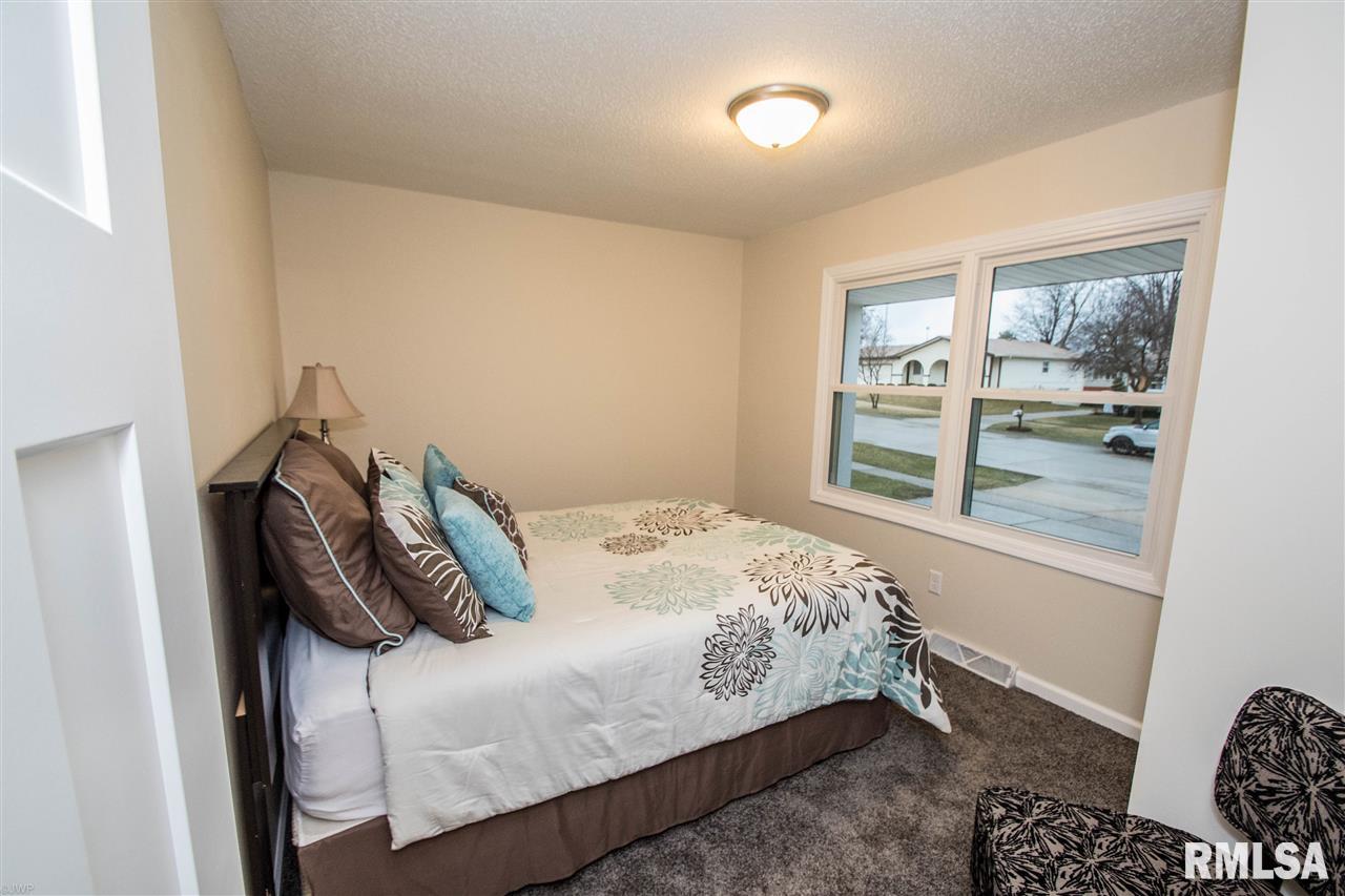 3304 Maplecrest Road Bettendorf, IA 52722 - Photo 8 of 23 Gallery Image 8