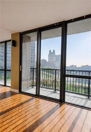 $245,000 | 600 Admiral Boulevard, Unit 907, Kansas City, MO 64106