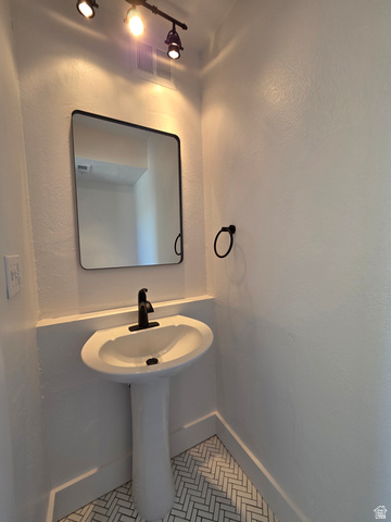 5265 South Rome Beauty Park Murray, UT 84123 - Photo 35 of 35 3/4 bathroom by entry