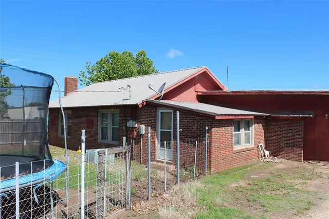 $55,000 | 260 South Munday Avenue, Munday, TX 76371