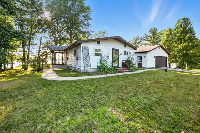 $429,900 | 20041 East Chippewa Drive, Evart, MI 49631