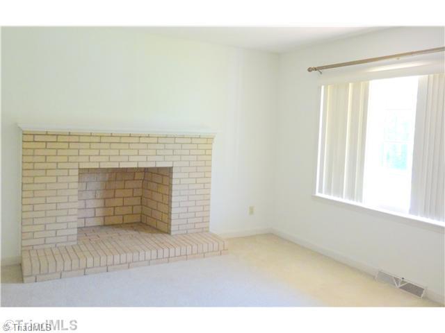 600 New Bowers Road Lexington, NC 27292 - Photo 5 of 14 Living Room.