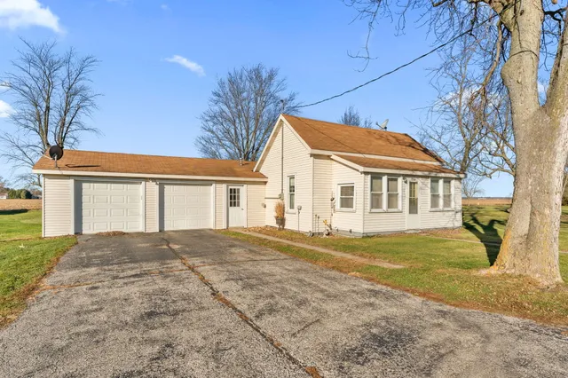 a view of yard with trees