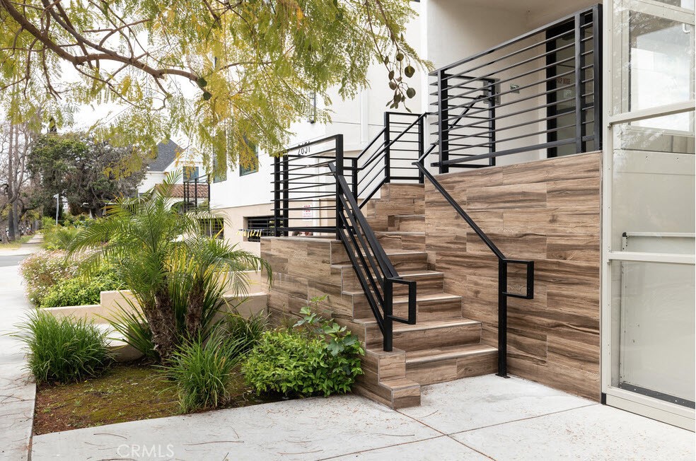 2651 South Hobart Boulevard, Unit 9 Los Angeles, CA 90018 - Photo 6 of 8 a backyard of a house with lots of green space