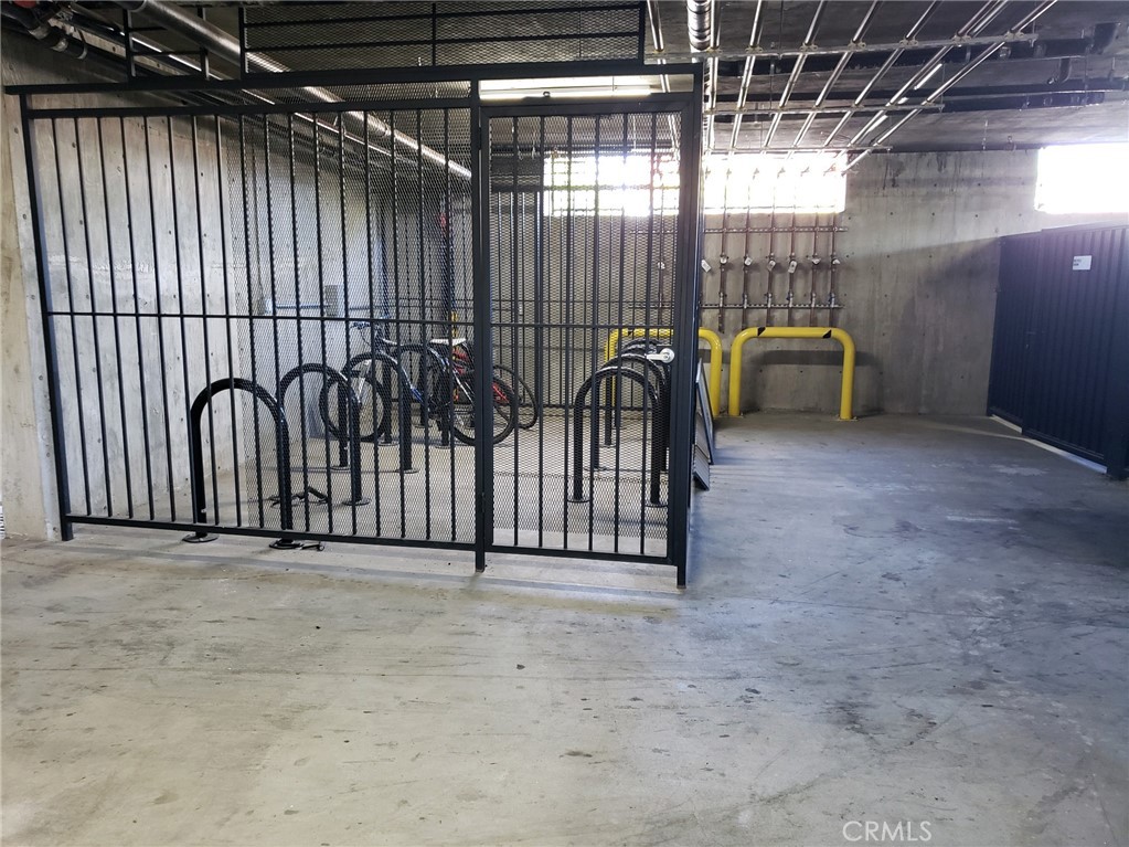 2651 South Hobart Boulevard, Unit 9 Los Angeles, CA 90018 - Photo 8 of 8 a view of a backyard