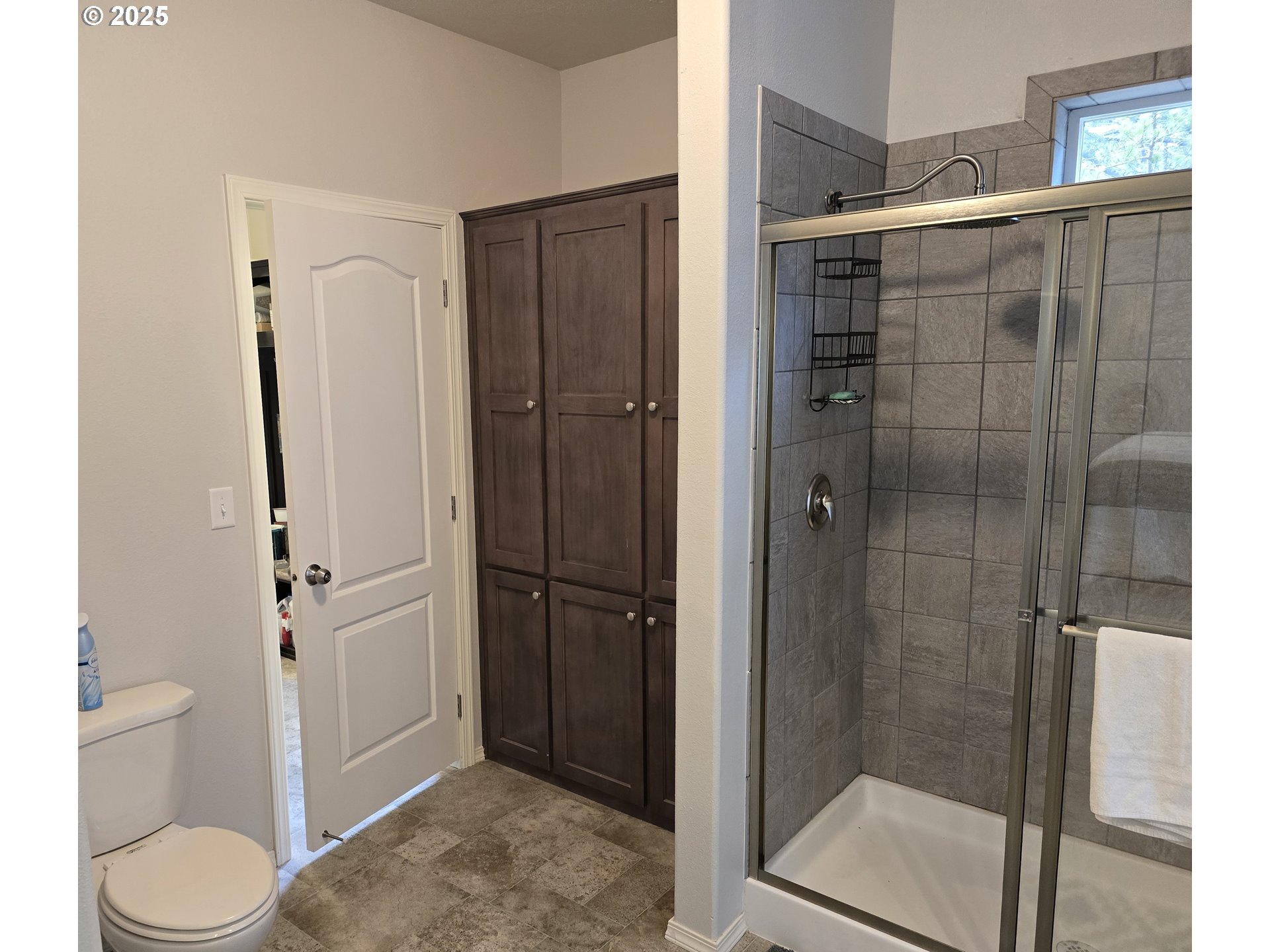 125220 Cappy Court Crescent Lake, OR 97733 - Photo 22 of 34 a bathroom with a shower and toilet