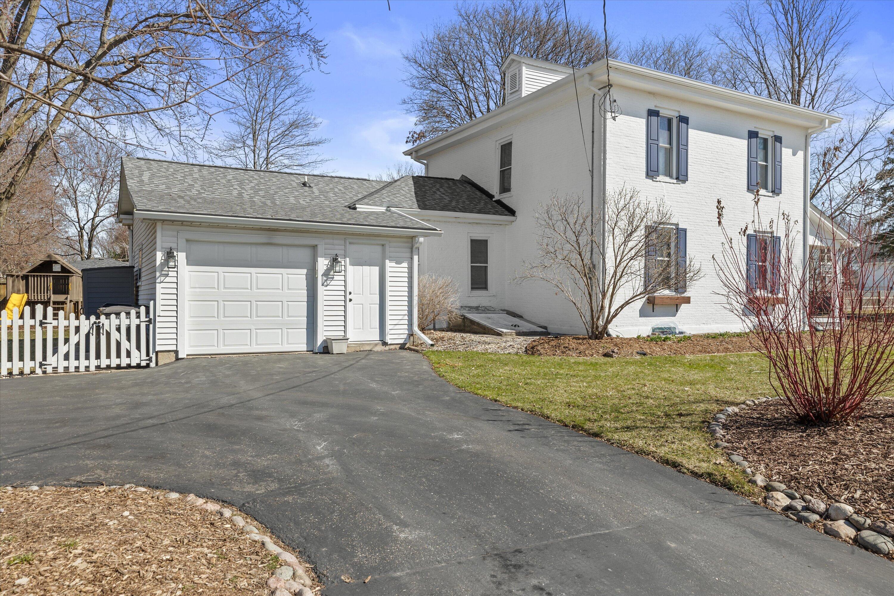 46 South Concord Road Oconomowoc, WI 53066 - Photo 2 of 64 09-0G8A8059