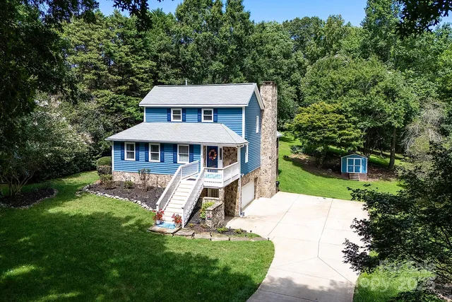 a view of a house with backyard