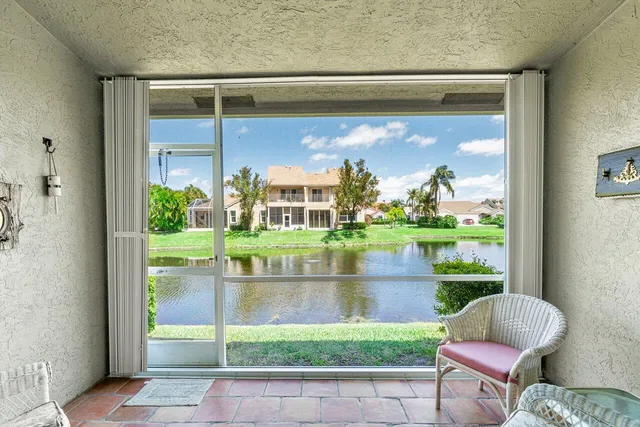 a living room filled with table and chairs