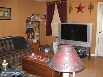 651A Mount Road Aston, PA 19014 - Photo 2 of 12 Living Room