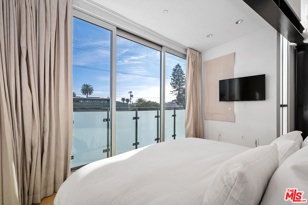 351 Sunset Avenue, Unit 5 Venice, CA 90291 - Photo 14 of 24