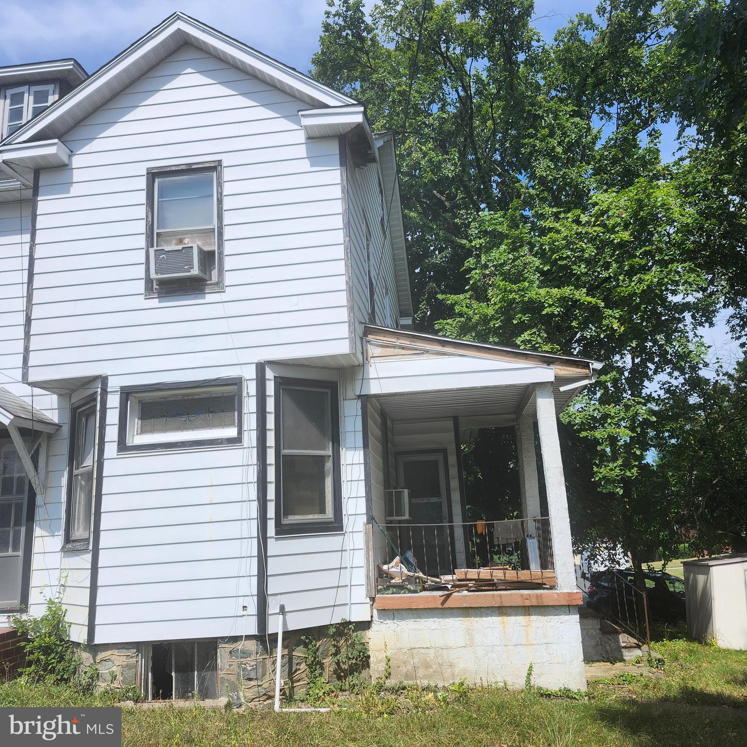 905 Cooks Lane Baltimore, MD 21229 - Photo 20 of 20 a view of a white house with a small yard and large tree