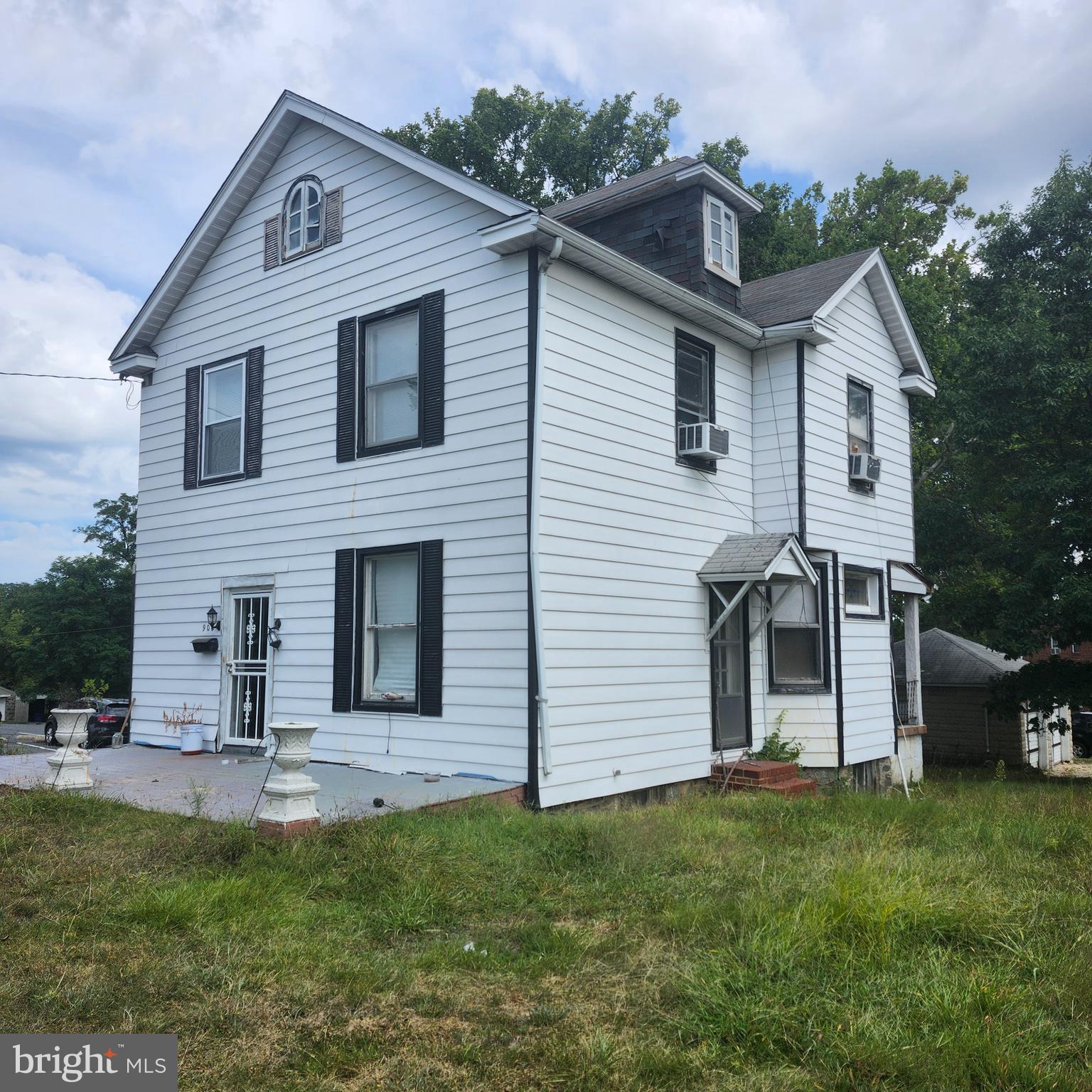 905 Cooks Lane Baltimore, MD 21229 - Photo 2 of 20 a front view of a house with a yard