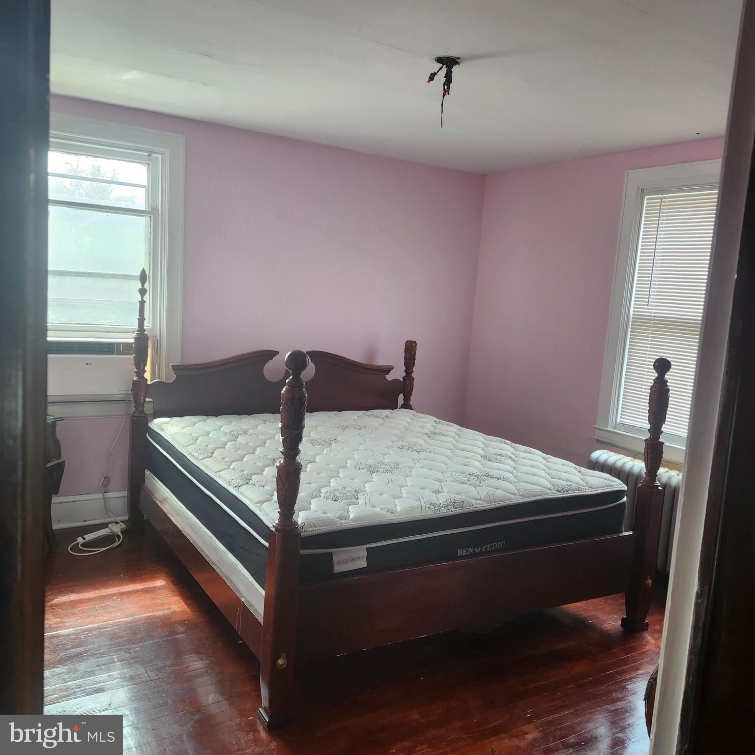 905 Cooks Lane Baltimore, MD 21229 - Photo 10 of 20 a bedroom with a bed and a mirror