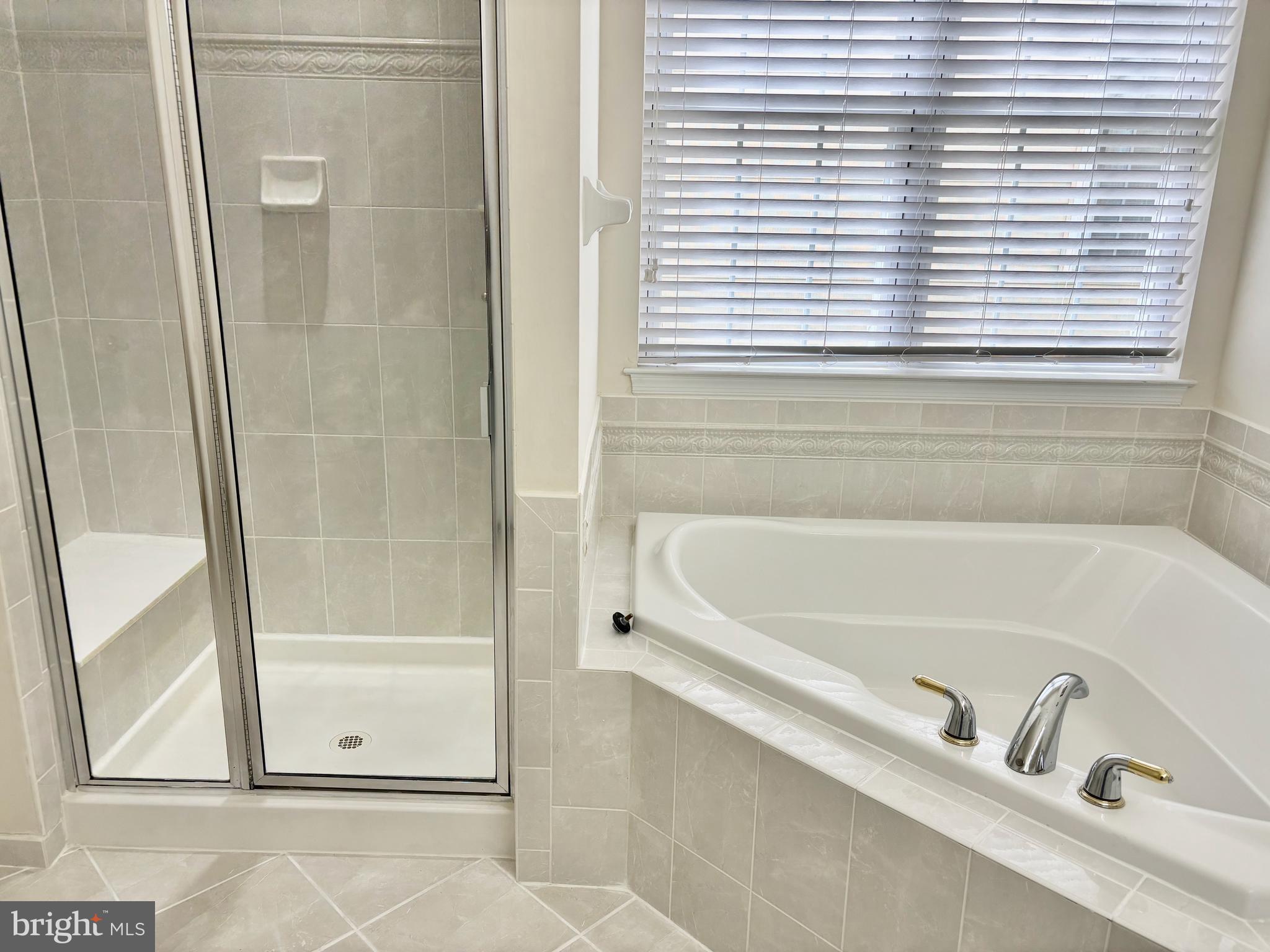 165 Einstein Way Cranbury, NJ 08512 - Photo 17 of 37 a bathroom with bathtub