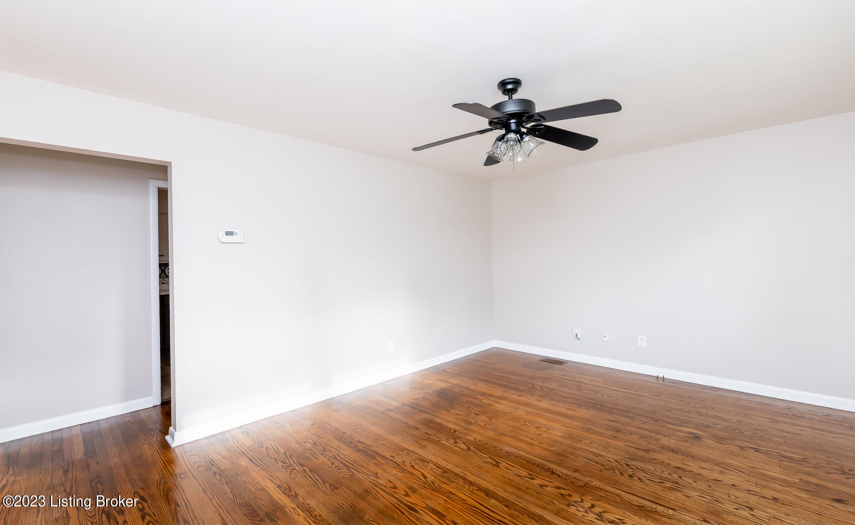 5310 Red Leaf Road Louisville, KY 40218 - Photo 8 of 28 Living Area
