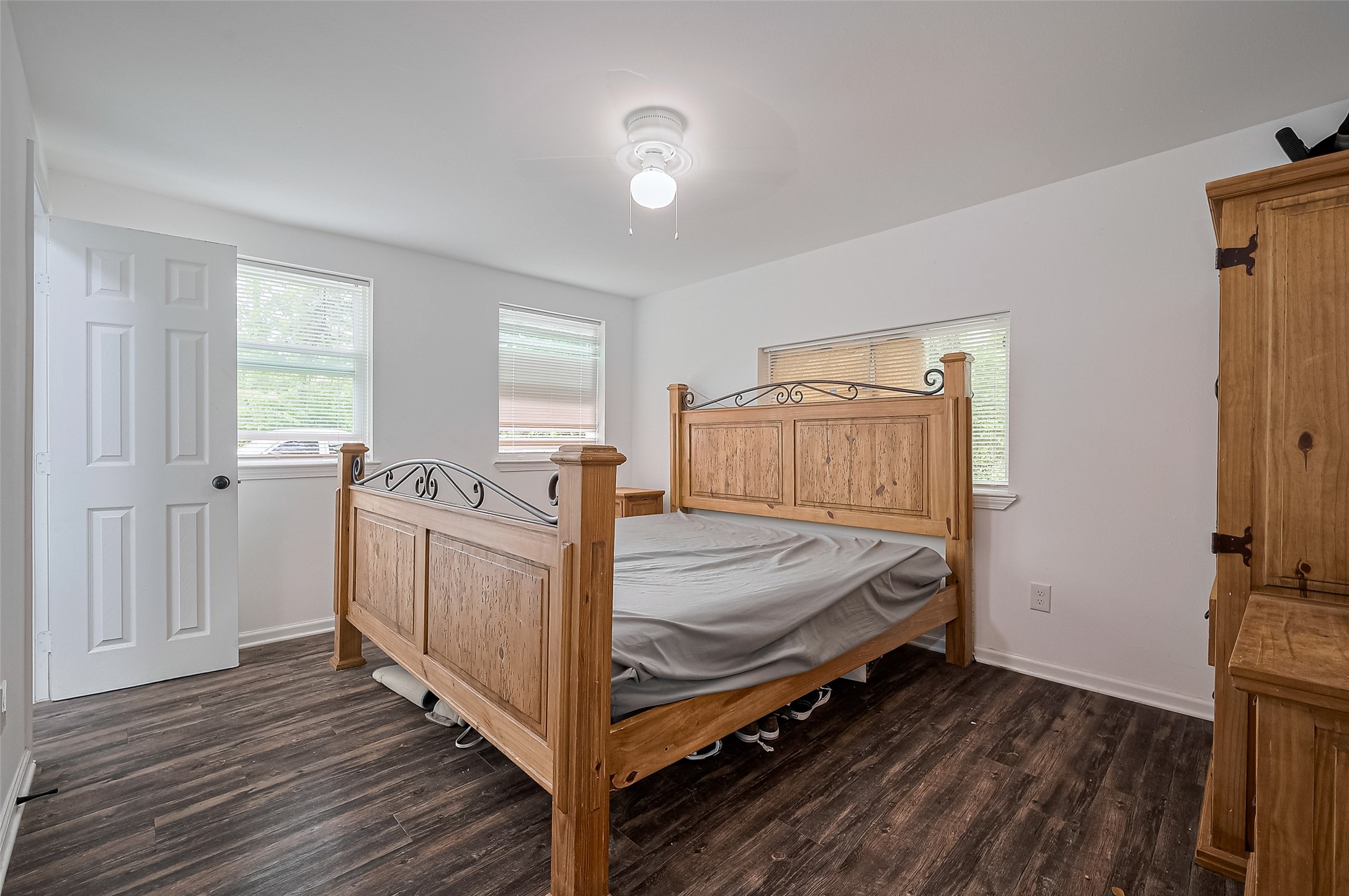 523 County Road 2073 Hull, TX 77564 - Photo 8 of 13 a bed room with a bed and a window