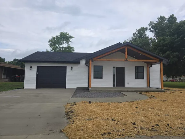 $234,900 | 1005 Augusta Road, Carthage, IL 62321