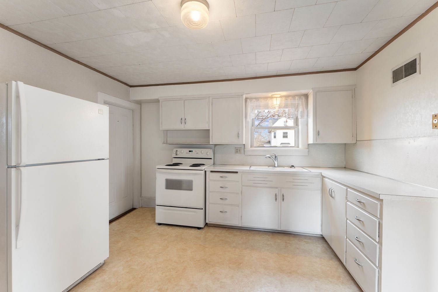 102 South Albert Avenue Reedsburg, WI 53959 - Photo 4 of 38