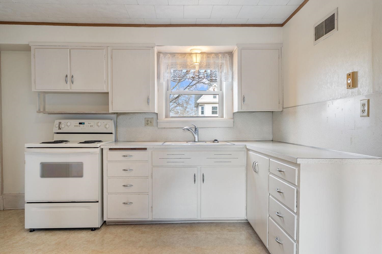 102 South Albert Avenue Reedsburg, WI 53959 - Photo 6 of 38