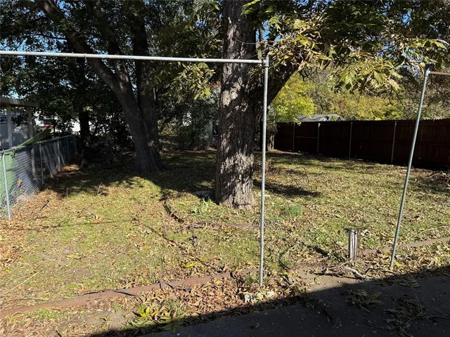 a view of a backyard
