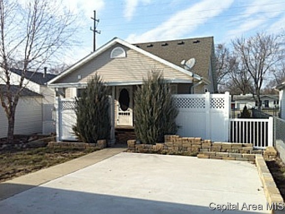 2112 East Sangamon Avenue Springfield, IL 62702 - Photo 1 of 17