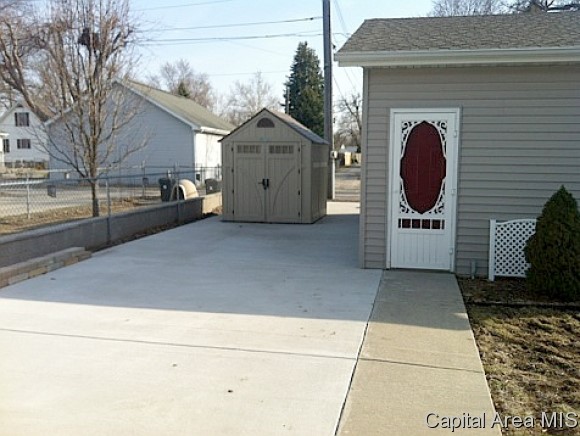 2112 East Sangamon Avenue Springfield, IL 62702 - Photo 2 of 17