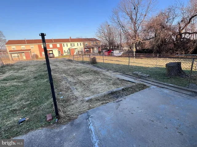 a view of a yard with a house