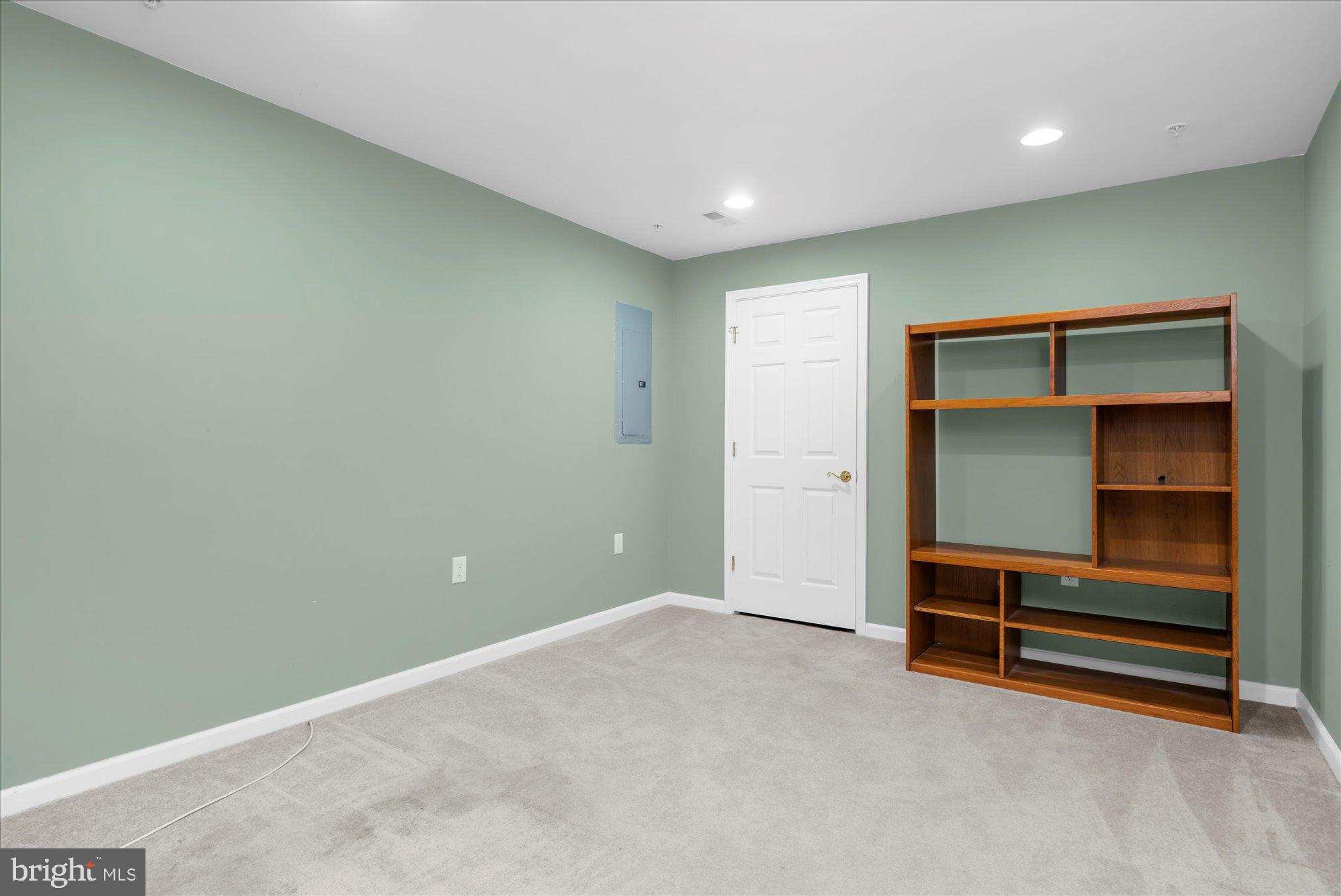 813 Geranium Drive Warrington, PA 18976 - Photo 29 of 44 an empty room with a bench