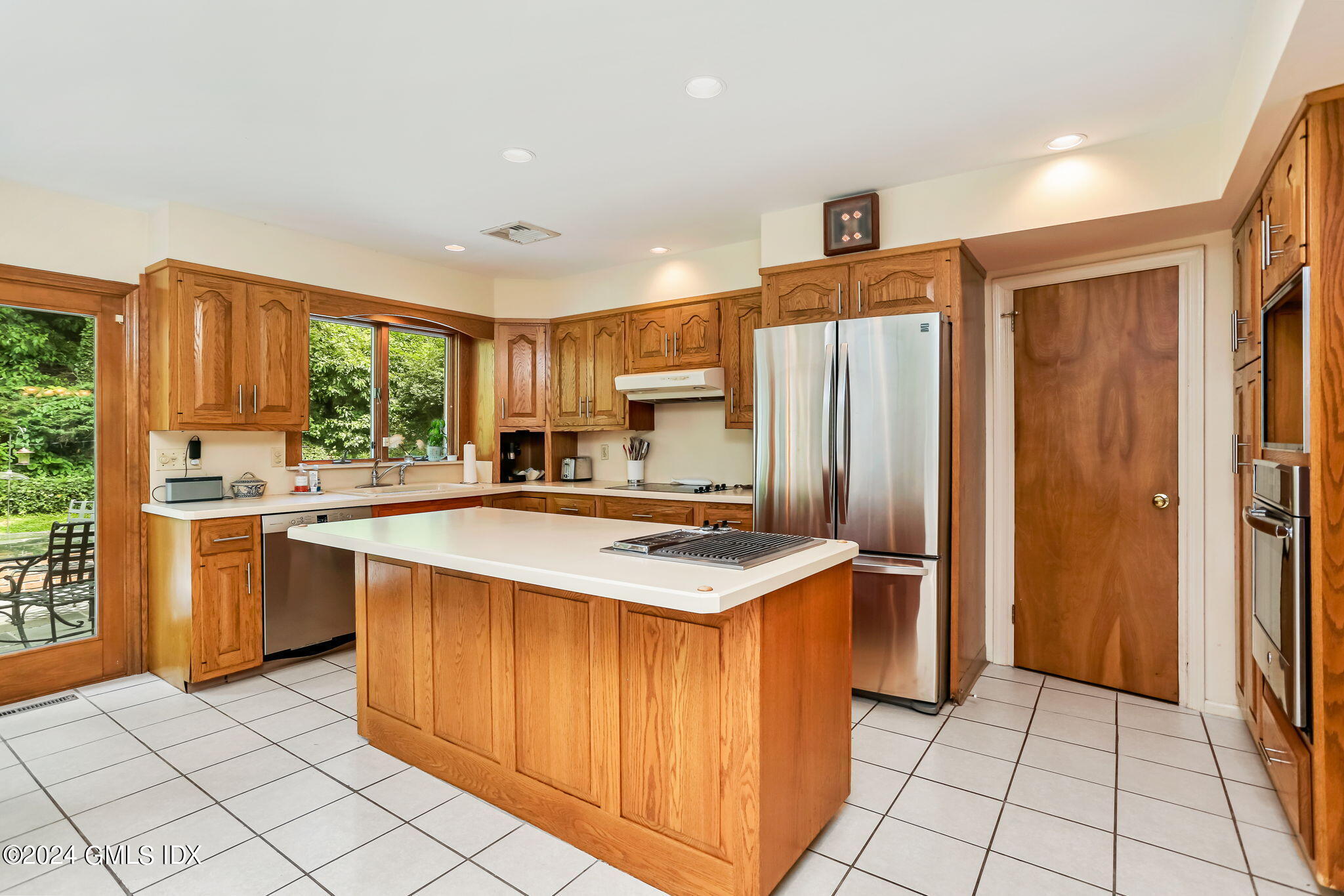 58 Arch Street Riverside, CT 06878 - Photo 5 of 18 5-web-or-mls-58-arch-st