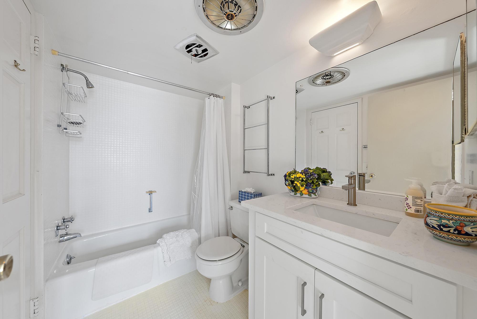 170 Chilean Avenue, Unit 4B Palm Beach, FL 33480 - Photo 16 of 25 Guest bath