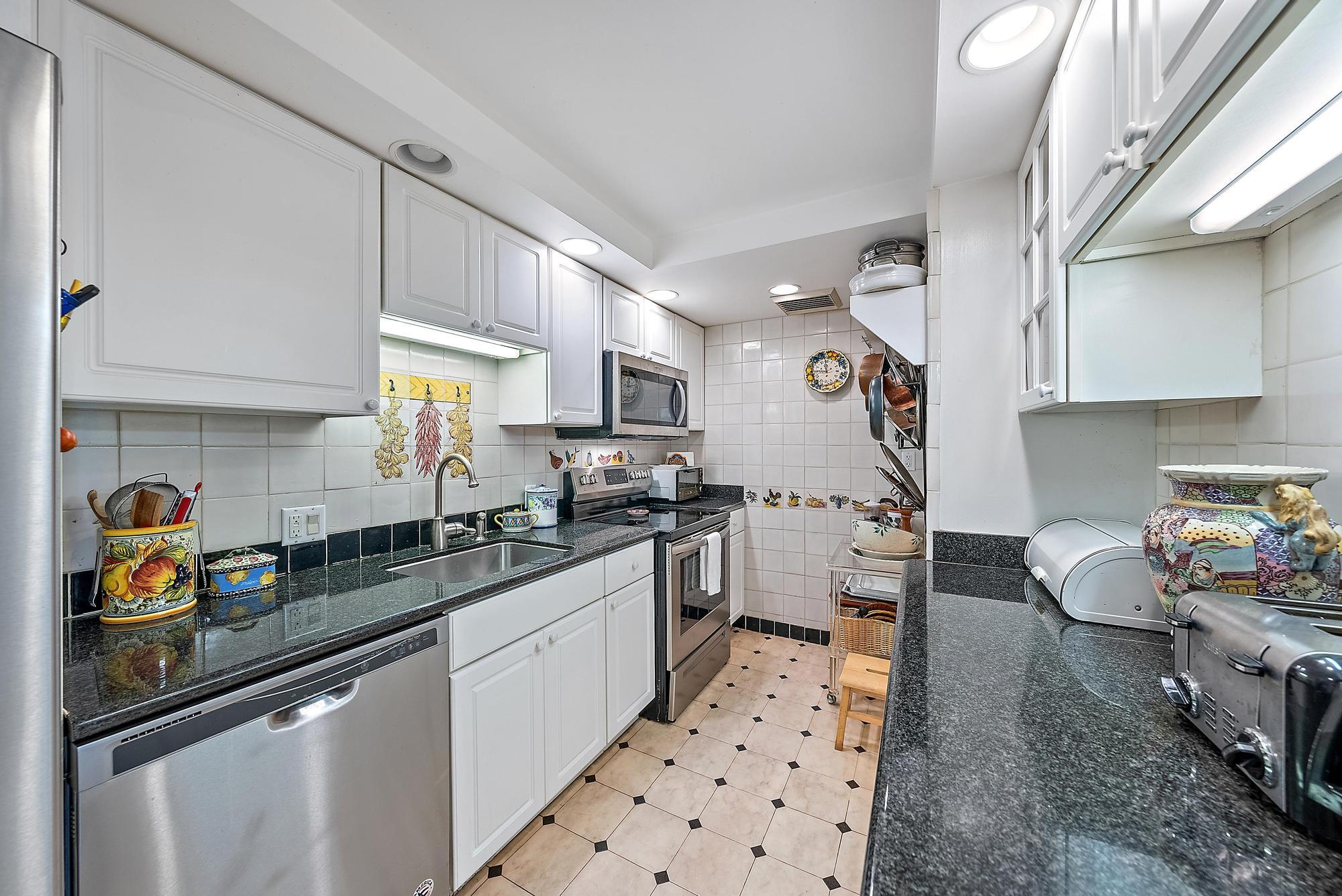 170 Chilean Avenue, Unit 4B Palm Beach, FL 33480 - Photo 9 of 25 Kitchen