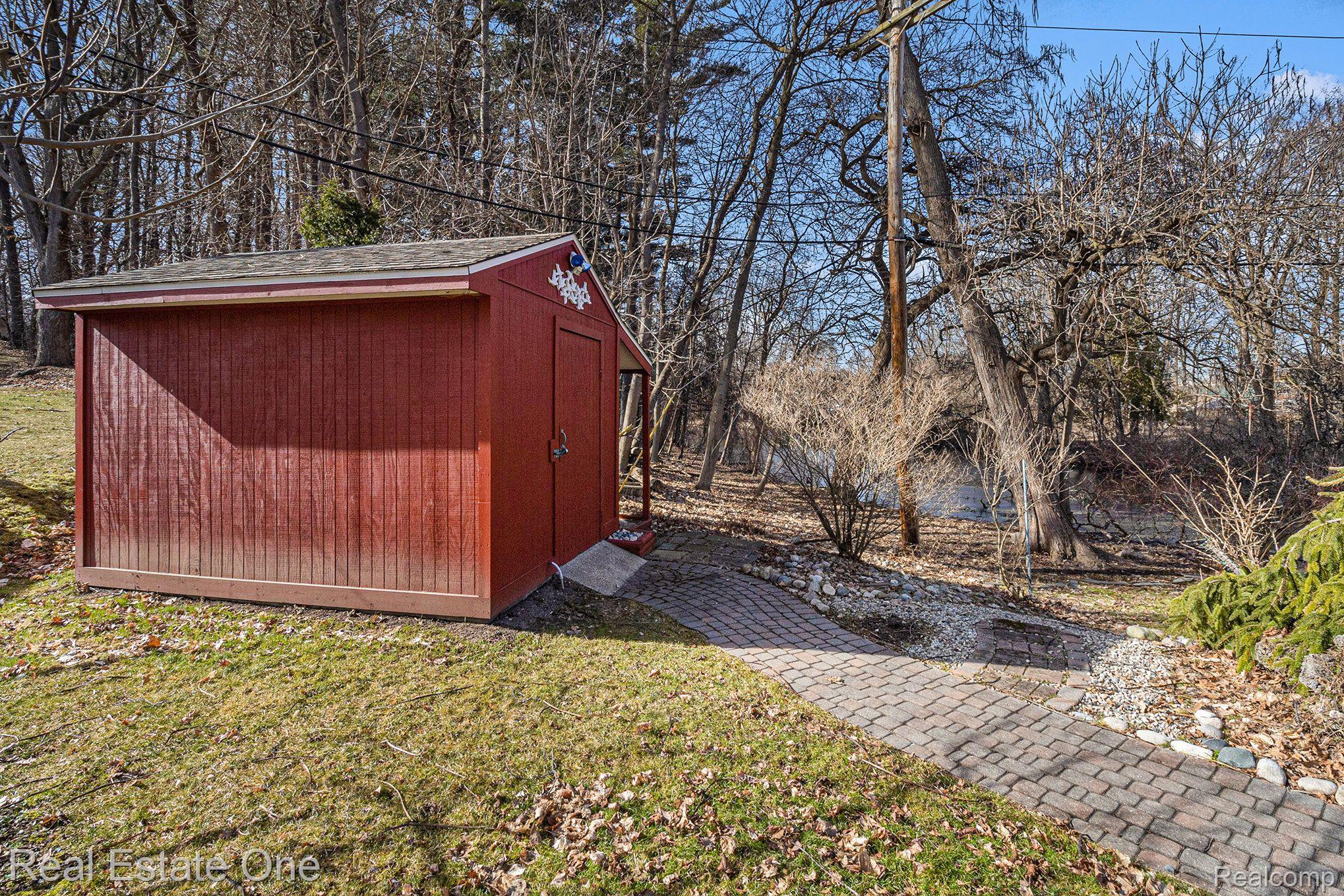 4353 Edmore Road Waterford, MI 48329 - Photo 28 of 30 Gallery Image 28