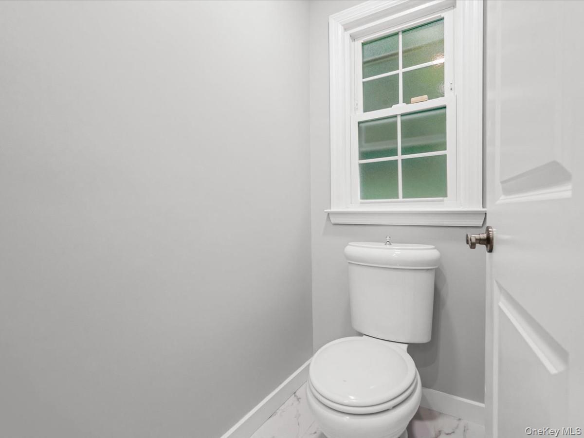 17 Pinewood Road Manhasset, NY 11030 - Photo 15 of 45