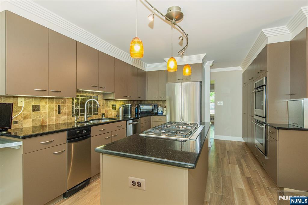 18 Teak Road Wayne, NJ 07470 - Photo 9 of 28