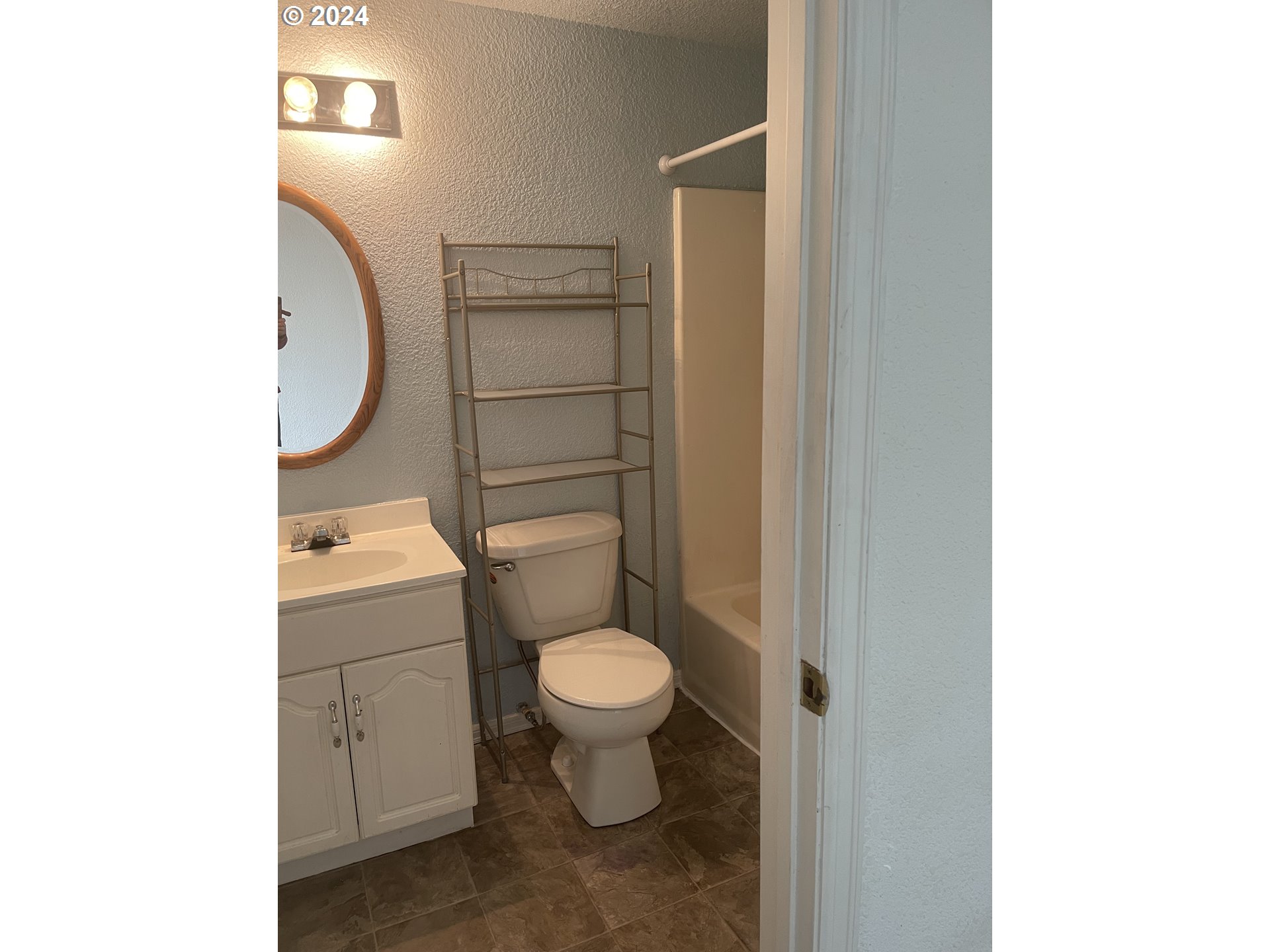 4530 Aster Street Springfield, OR 97478 - Photo 8 of 10 a bathroom with a toilet and a sink
