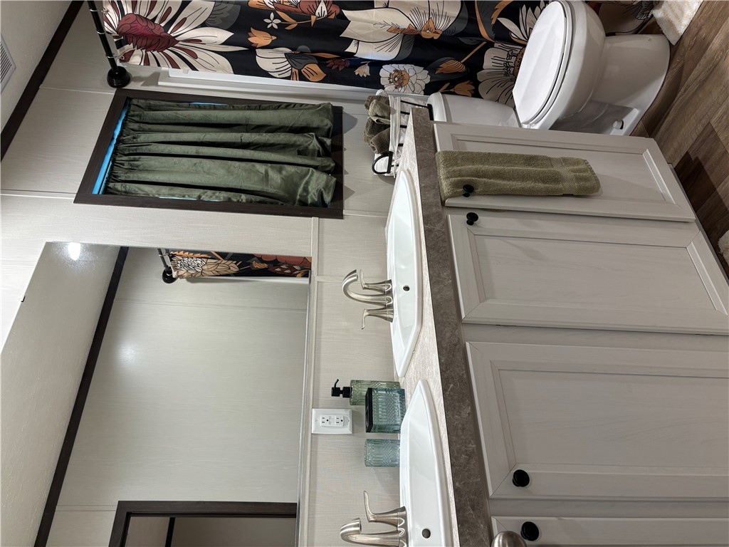 101 Edwards Street Franklin, TX 77856 - Photo 10 of 15 a bathroom with a toilet sink and mirror