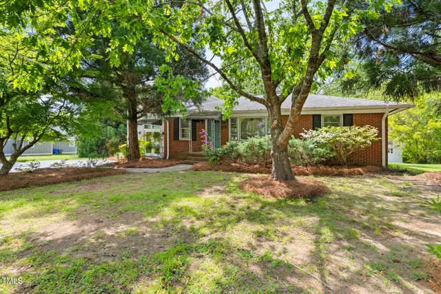 $550,000 | 209 North Occoneechee Street, Hillsborough, NC 27278