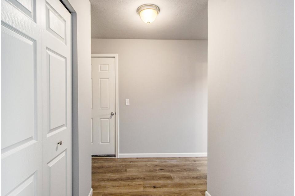 612 Arizona Boulevard Three Rivers, MI 49093 - Photo 5 of 29 4-PRT047-i1830-Mudroom