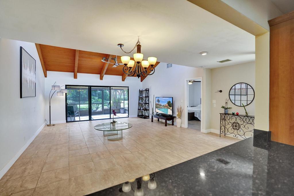 11159 Oakdale Road Boynton Beach, FL 33437 - Photo 4 of 23 Kitchen Pass through