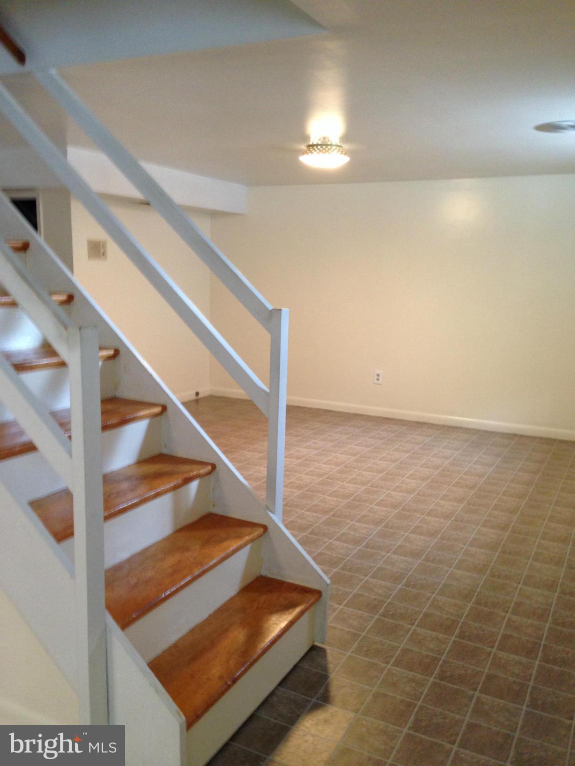 911 Grovehill Road Baltimore, MD 21227 - Photo 11 of 15 Family Room